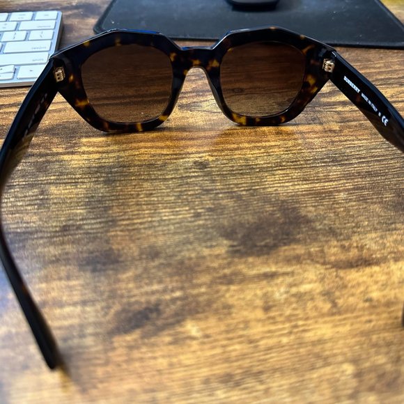 Burberry 46 mm sunglasses excellent condition - Picture 4 of 6